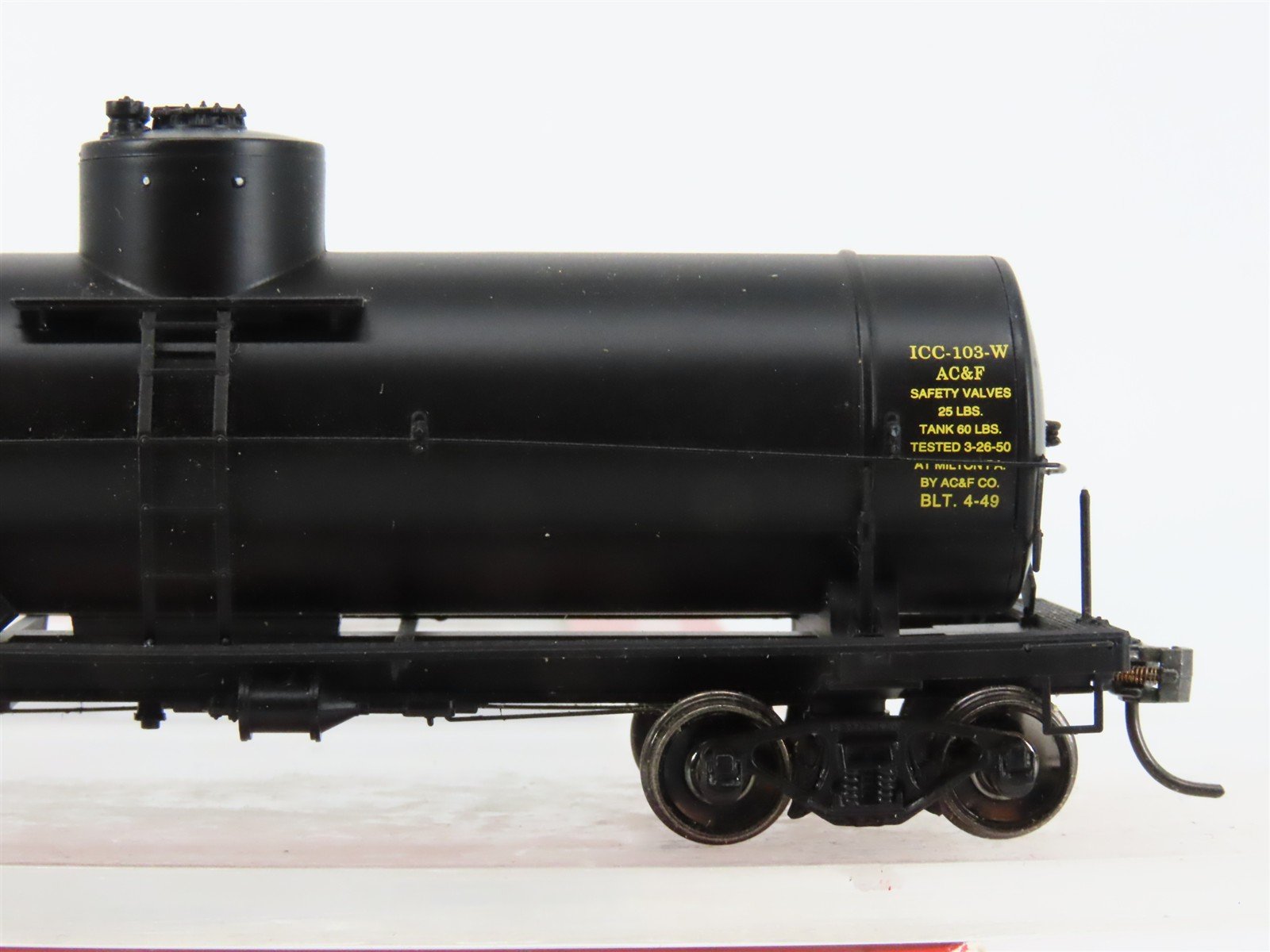 HO Scale Red Caboose RR-33001-61 Union Tank Car Co. 10,000 Gallon Tank Car RTR
