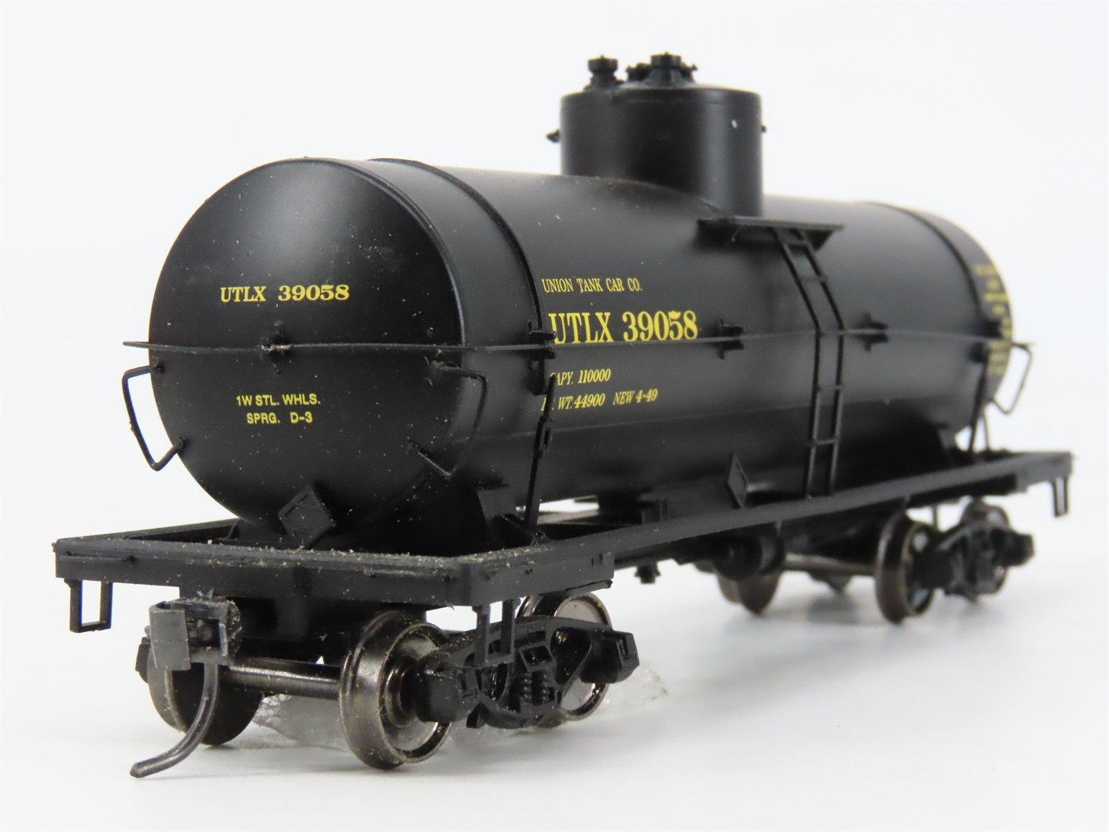 HO Scale Red Caboose RR-33001-61 Union Tank Car Co. 10,000 Gallon Tank Car RTR