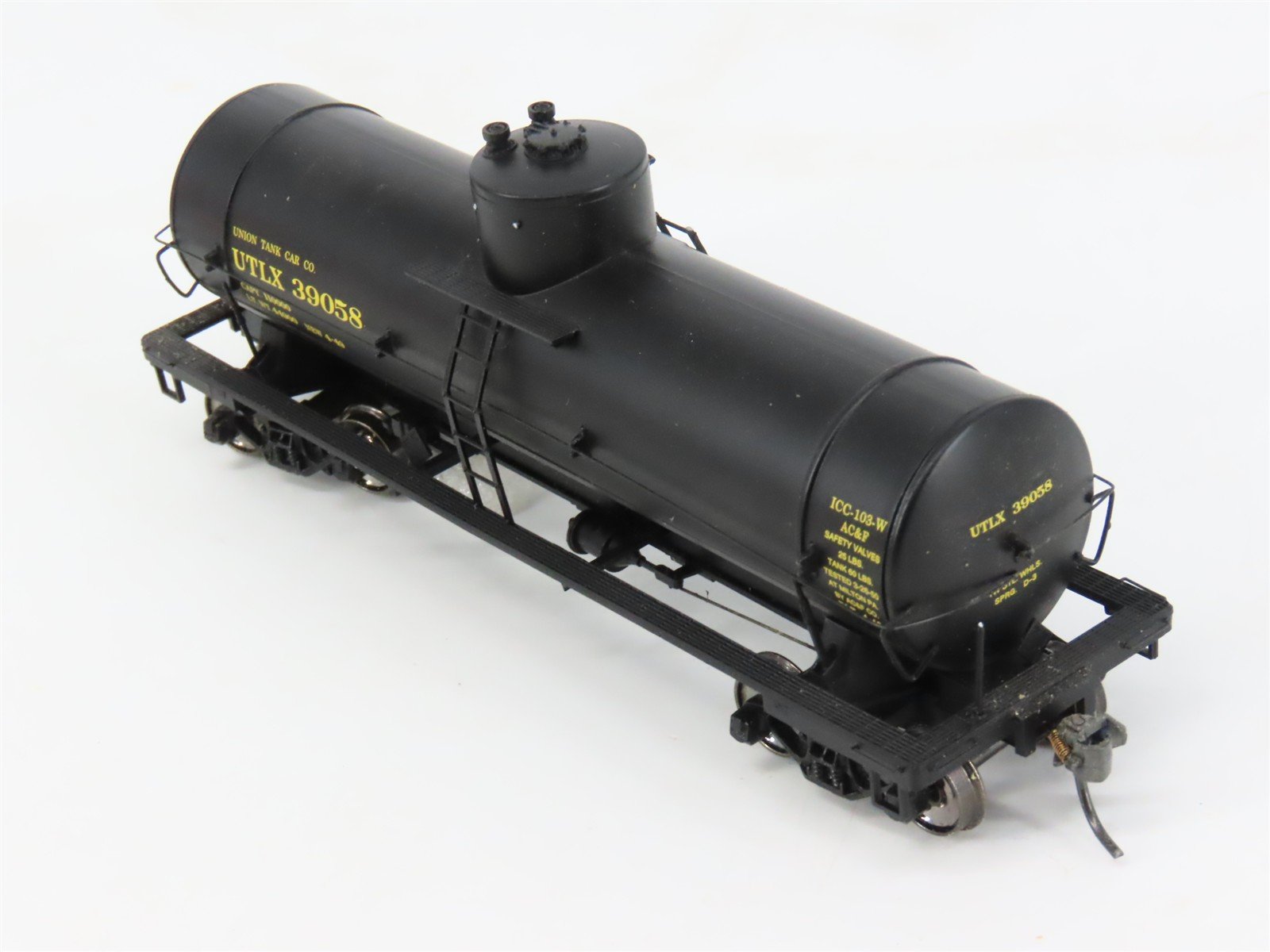 HO Scale Red Caboose RR-33001-61 Union Tank Car Co. 10,000 Gallon Tank Car RTR