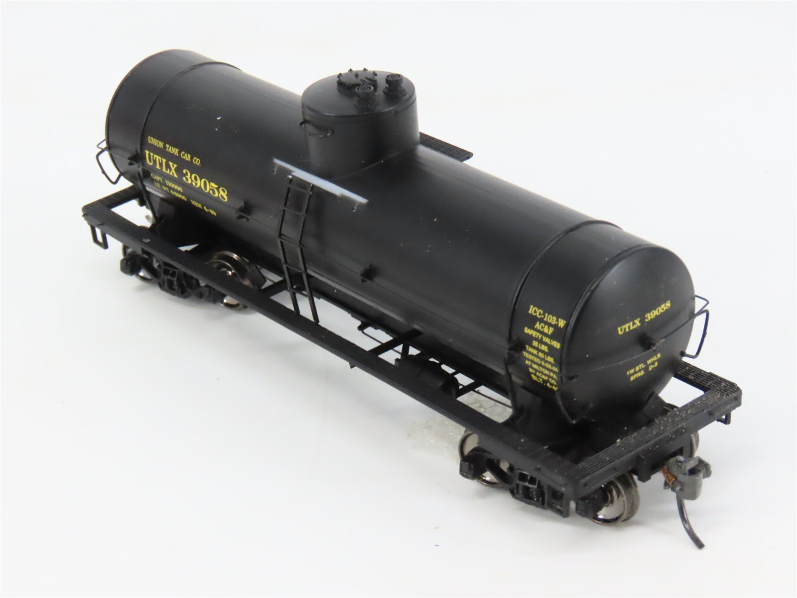 HO Scale Red Caboose RR-33001-61 Union Tank Car Co. 10,000 Gallon Tank Car RTR
