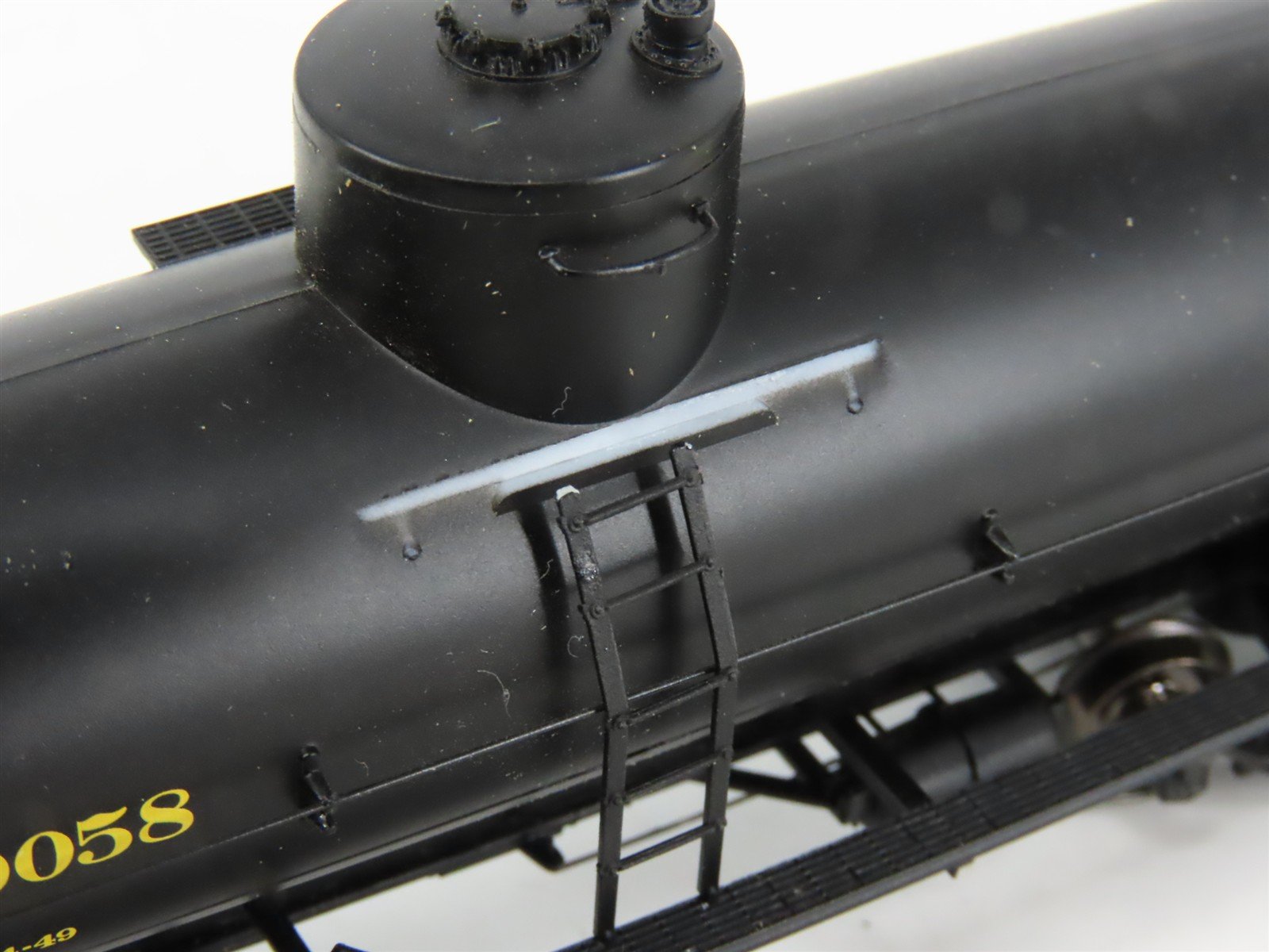 HO Scale Red Caboose RR-33001-61 Union Tank Car Co. 10,000 Gallon Tank Car RTR