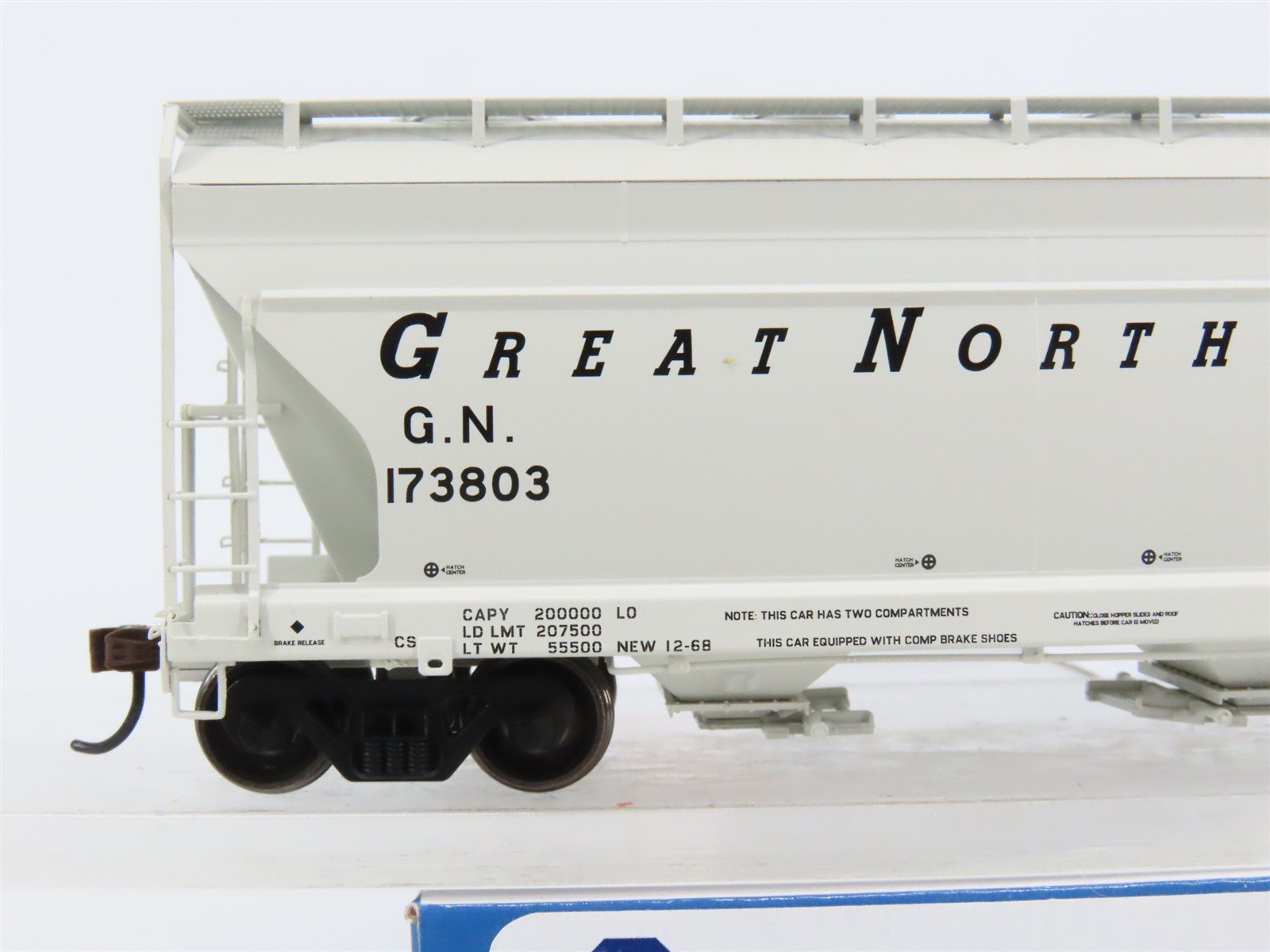 HO Scale Athearn ATH93979 GN Great Northern 2-Bay Covered Hopper 173803 RTR