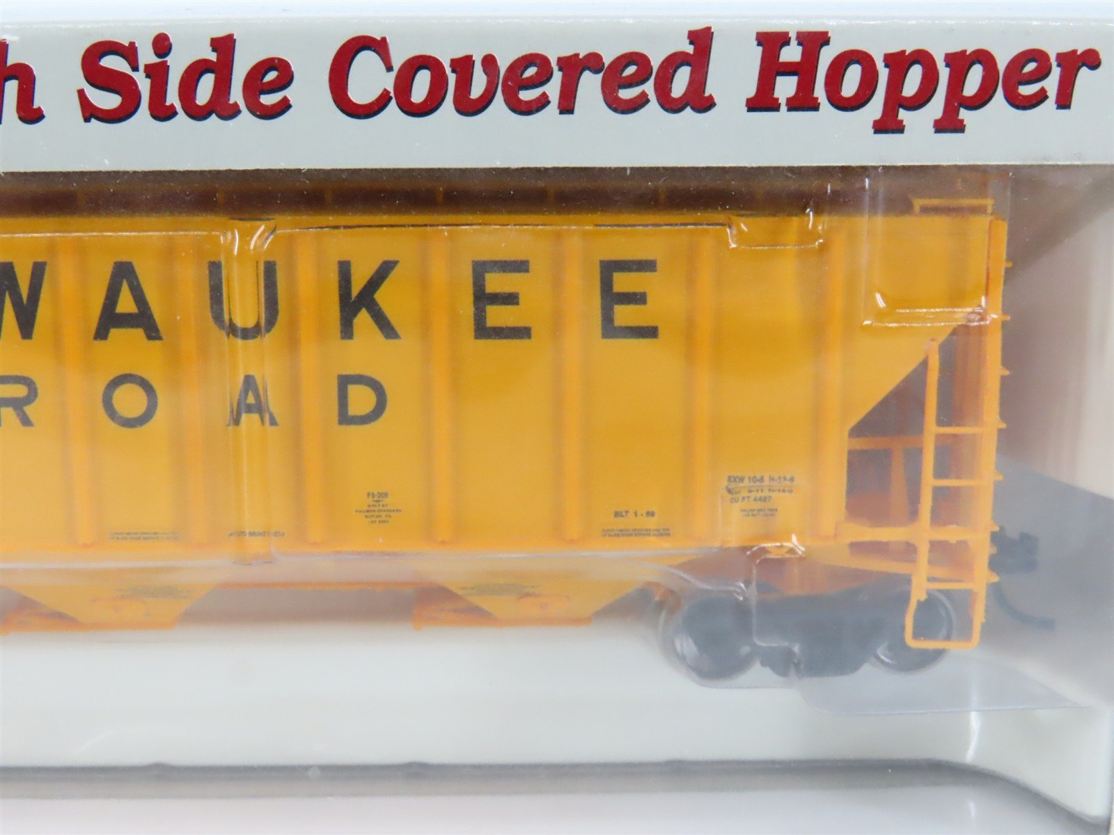 HO Scale PROTO 2000 23780 MILW Milwaukee Road 3-Bay Covered Hopper 97672 RTR