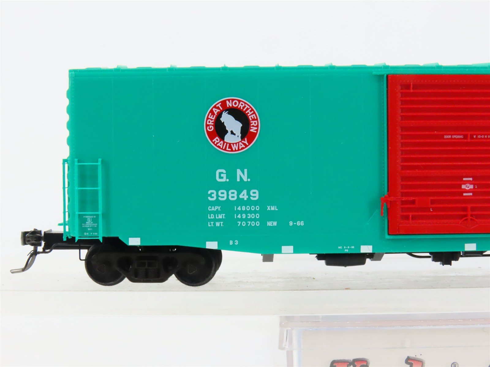 HO Scale Kadee 6374 GN Great Northern 50' 50' PS-1 Box Car 39849 RTR