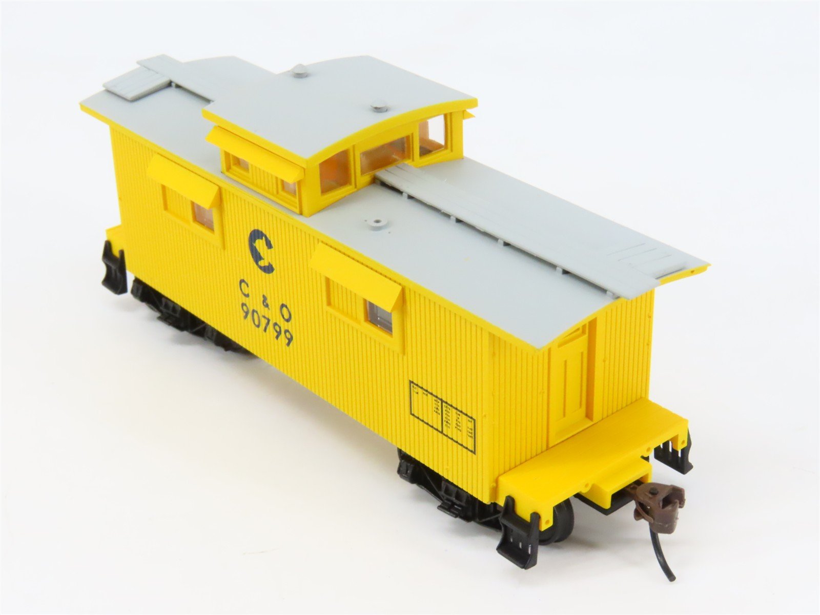 HO Scale Walthers 932-27525 C&O 25' Wood Caboose 2-Pack 90776, 90799 RTR