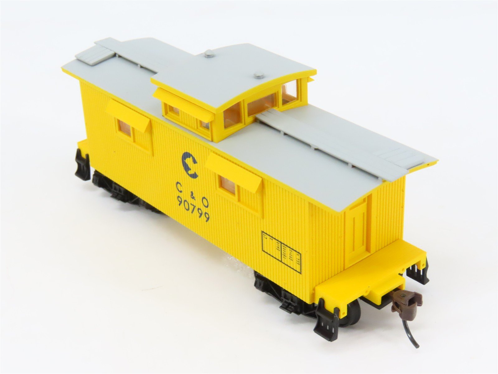 HO Scale Walthers 932-27525 C&O 25' Wood Caboose 2-Pack 90776, 90799 RTR