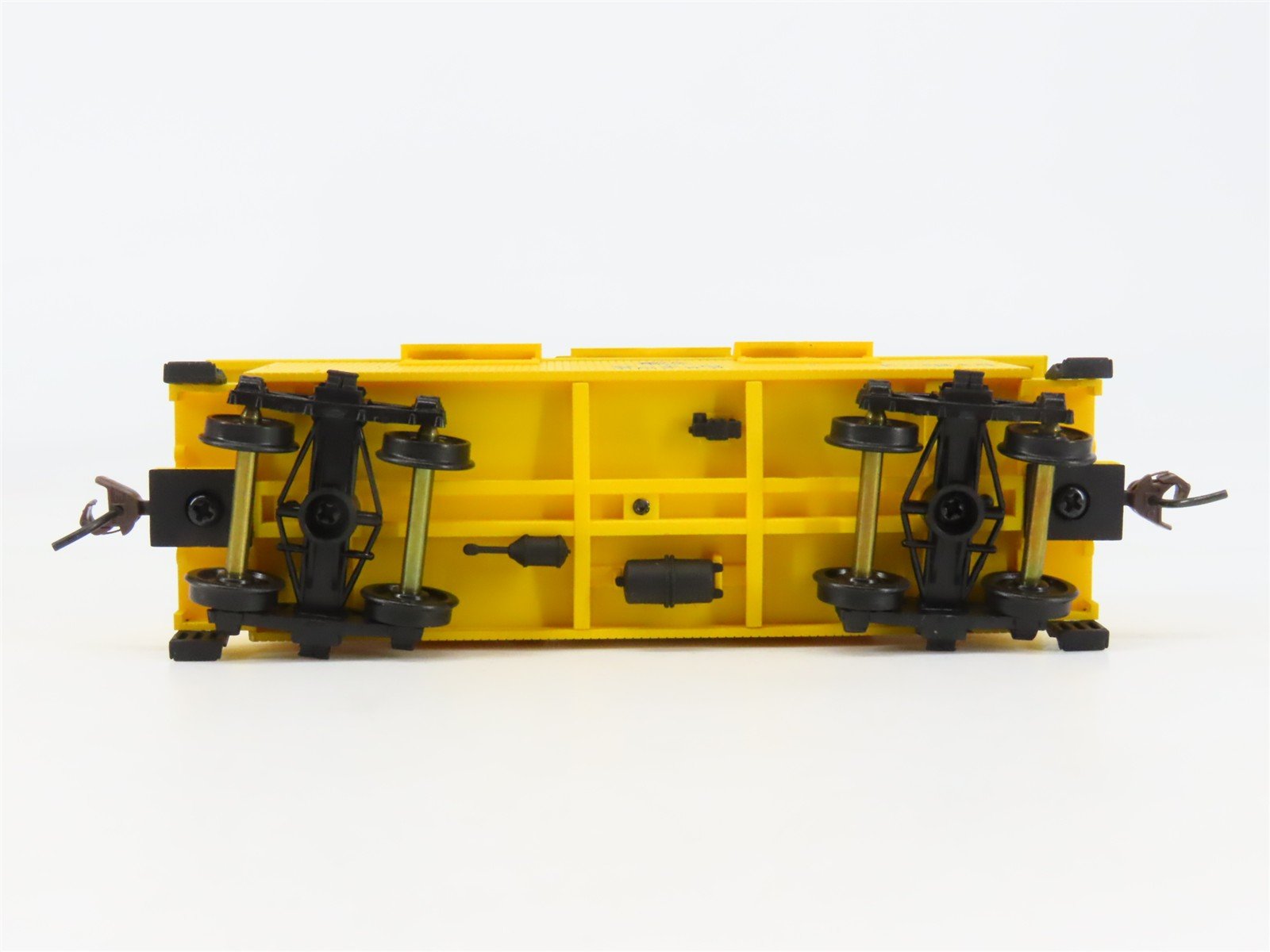 HO Scale Walthers 932-27525 C&O 25' Wood Caboose 2-Pack 90776, 90799 RTR
