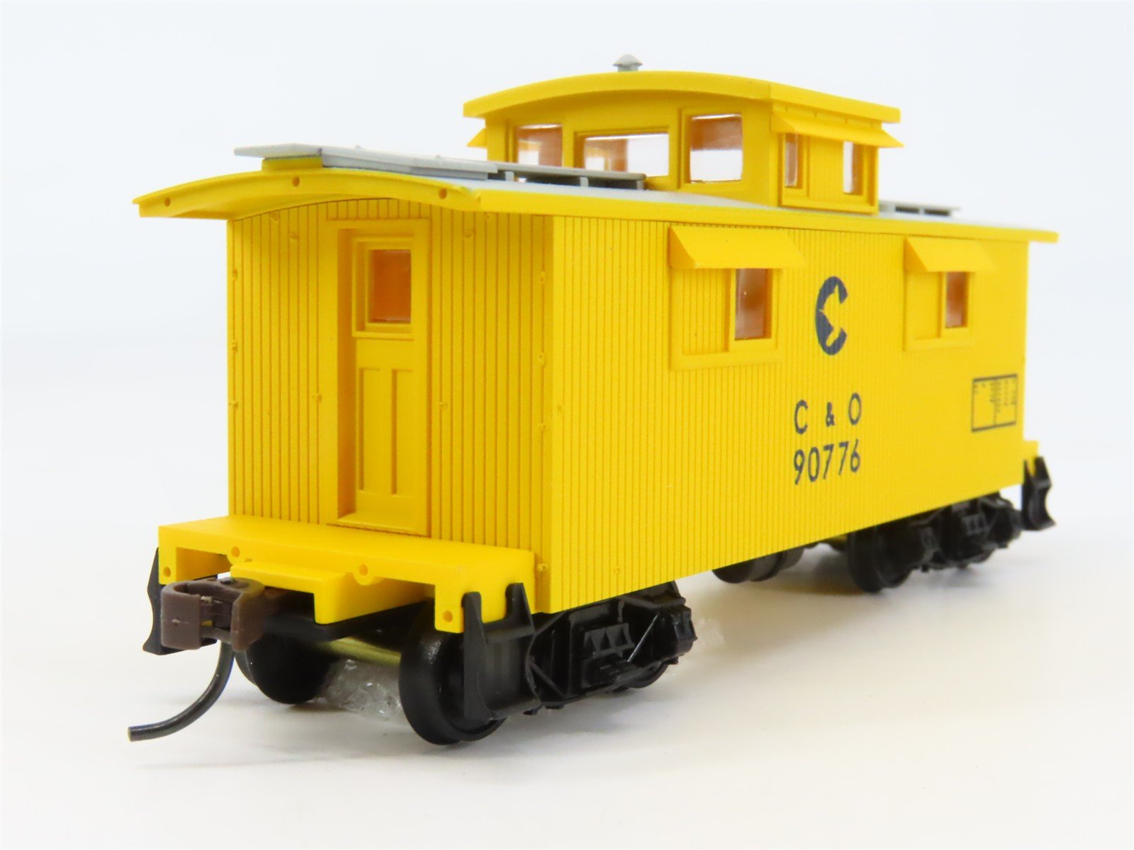 HO Scale Walthers 932-27525 C&O 25' Wood Caboose 2-Pack 90776, 90799 RTR