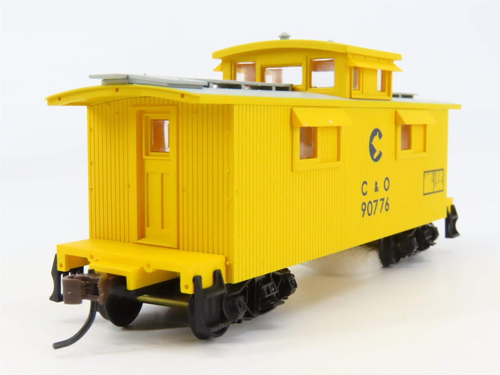 HO Scale Walthers 932-27525 C&O 25' Wood Caboose 2-Pack 90776, 90799 RTR