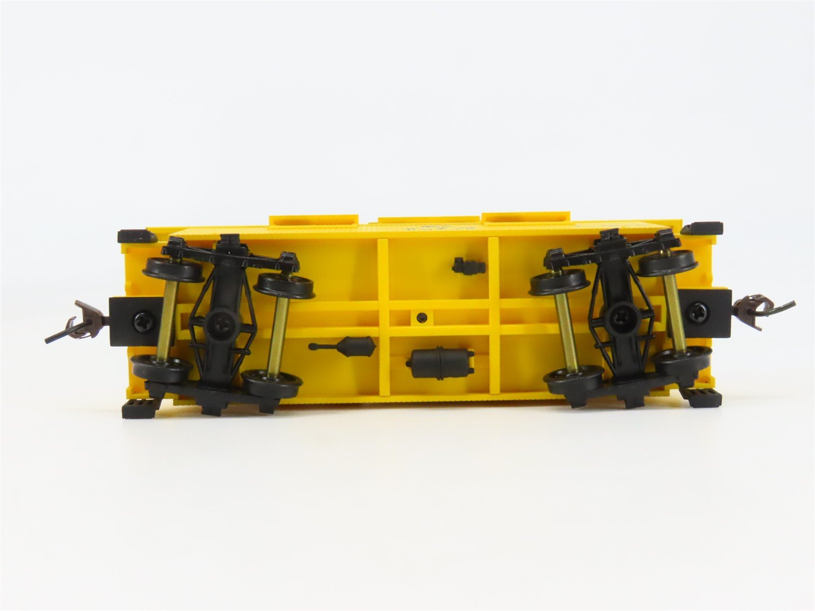HO Scale Walthers 932-27525 C&O 25' Wood Caboose 2-Pack 90776, 90799 RTR