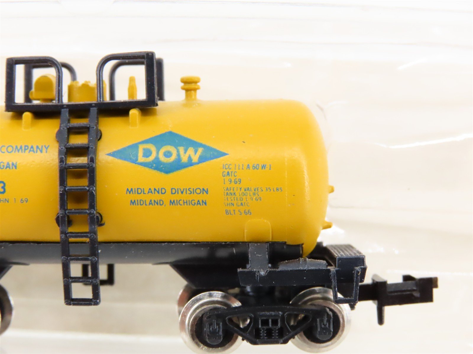 N Scale Atlas 3233 GATX DOW Chemical Beer Can Tankcar #10243