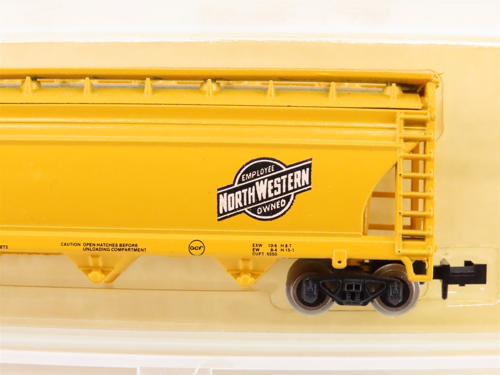 N Scale Atlas 3711 CNW Chicago Northwestern 4-Bay Covered Hopper #185425