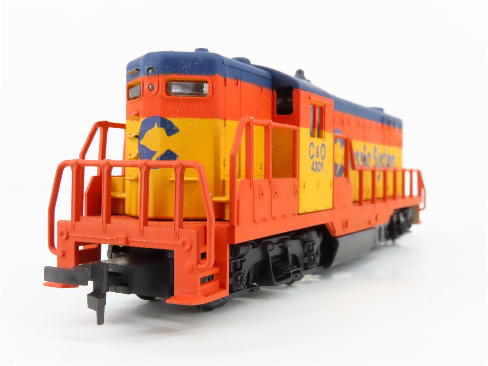 HO Scale AHM 5012KD C&O Chessie System EMD GP18 Diesel #4301 - Unpowered