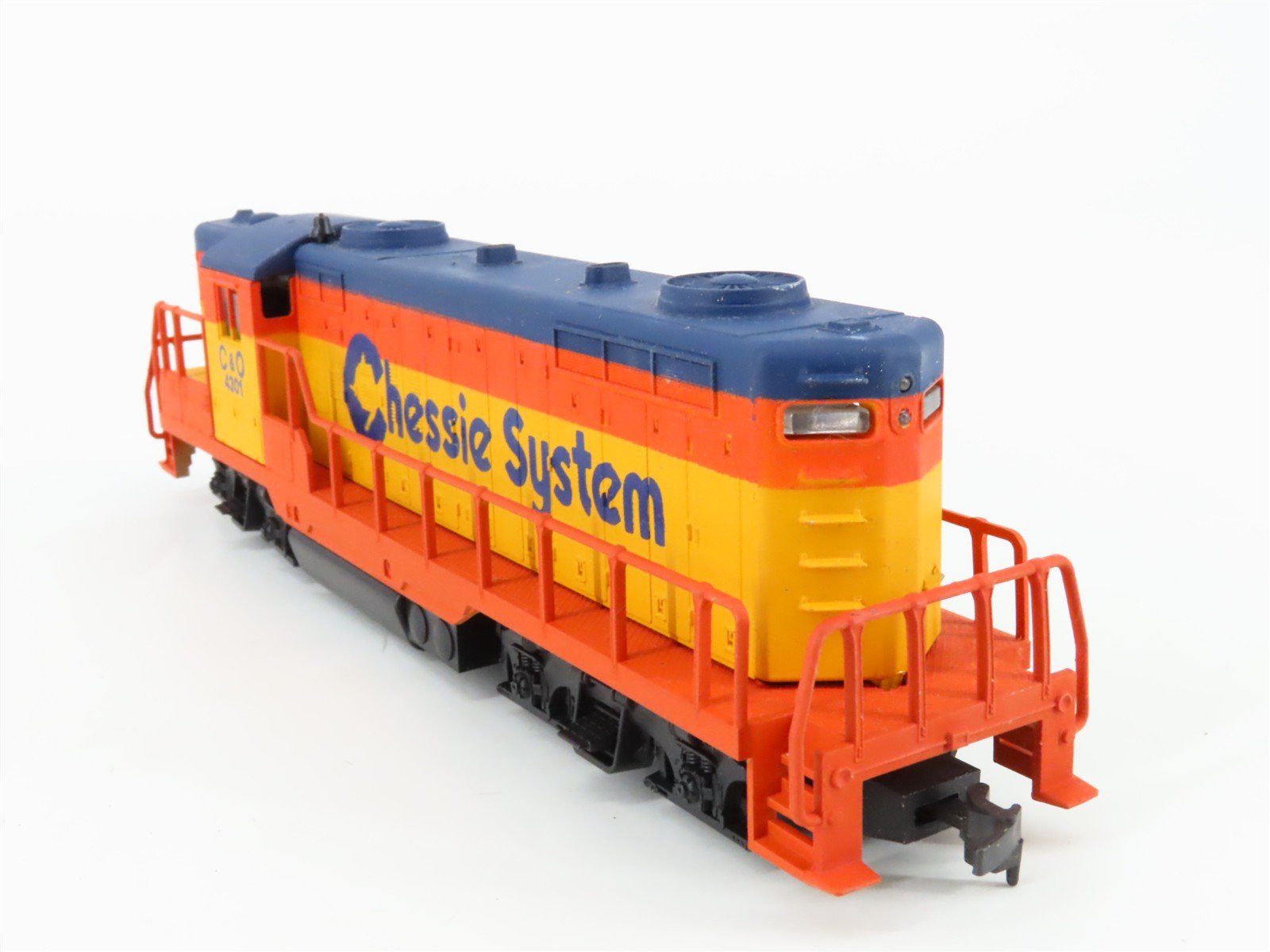HO Scale AHM 5012KD C&O Chessie System EMD GP18 Diesel #4301 - Unpowered