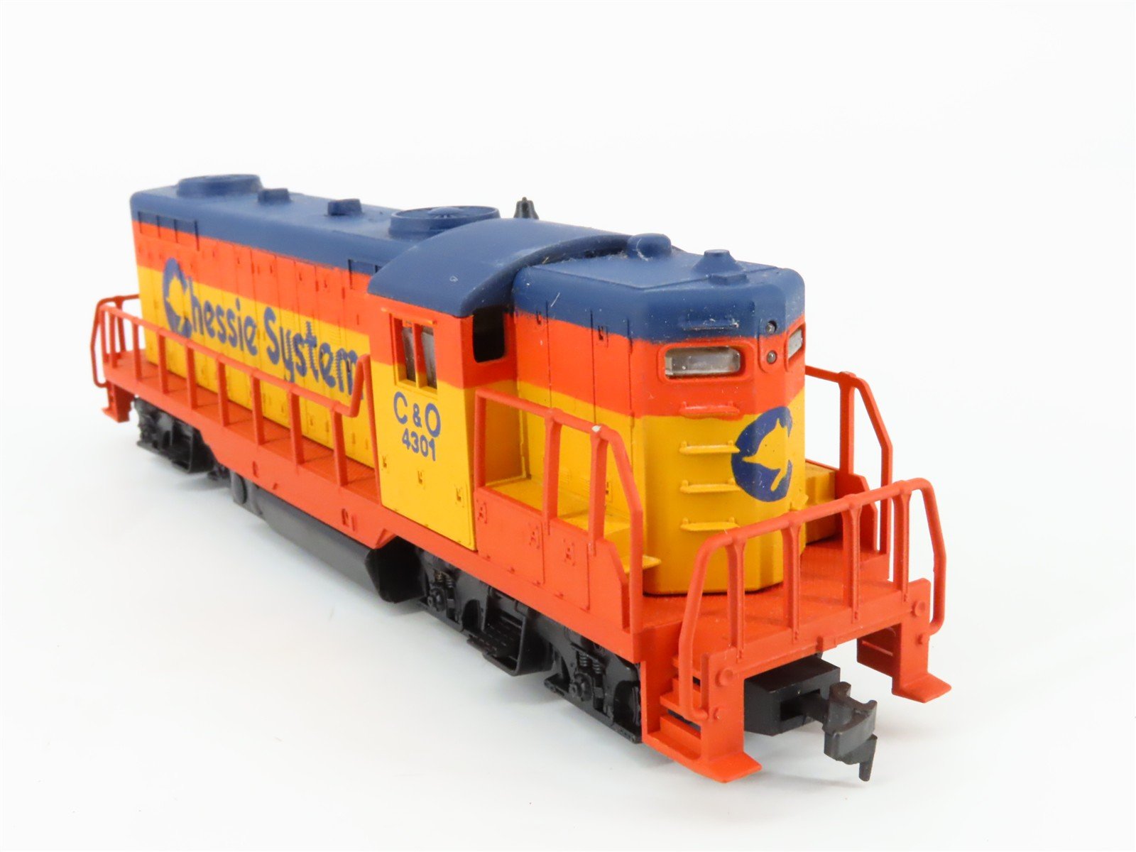 HO Scale AHM 5012KD C&O Chessie System EMD GP18 Diesel #4301 - Unpowered