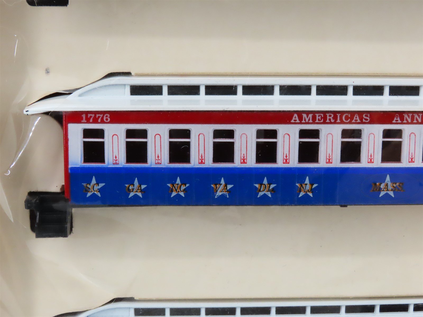 HO Scale Roundhouse Kit Bicentennial Passenger Cars 3-Pack