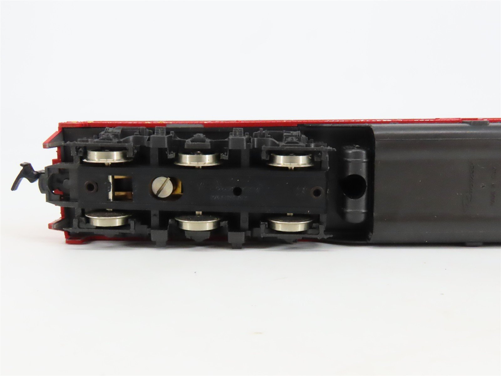 HO Scale Rivarossi RI Rock Island E8/9A Diesel Locomotive #643 UNPOWERED