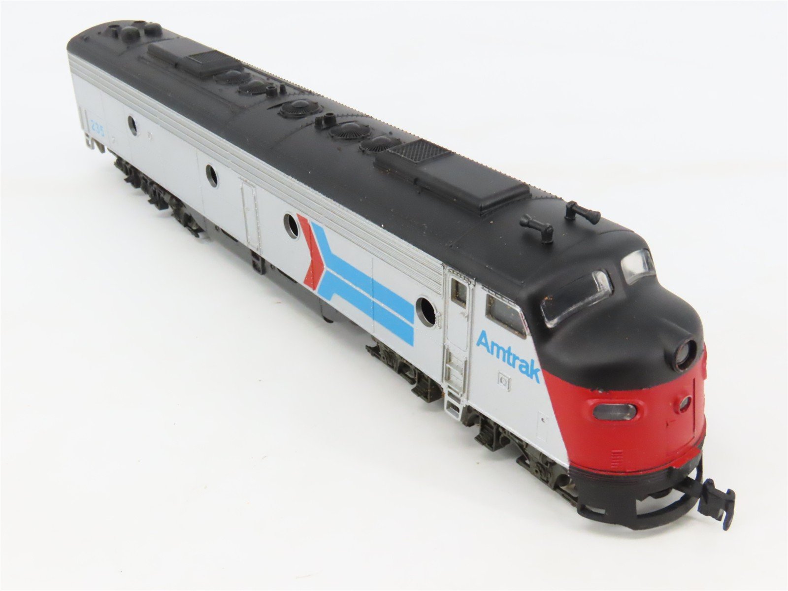 HO Scale Rivarossi Amtrak E8/9A Diesel Locomotive #235 UNPOWERED