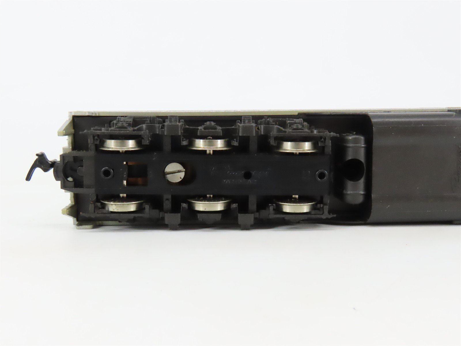 HO Scale Rivarossi Amtrak E8/9A Diesel Locomotive #235 UNPOWERED
