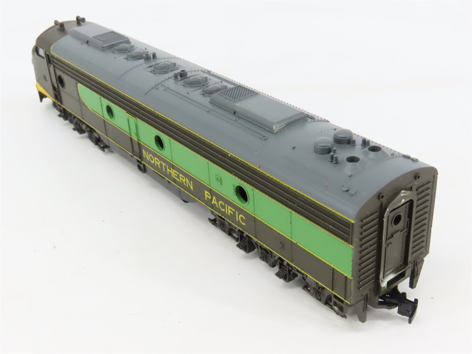 HO Scale Rivarossi NP Northern Pacific E8/9A Diesel Locomotive UNPOWERED