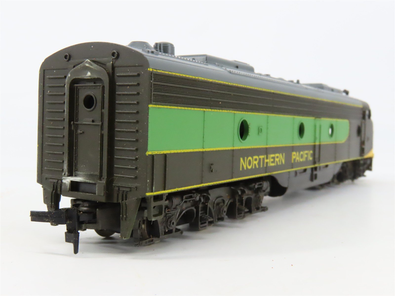 HO Scale Rivarossi NP Northern Pacific E8/9A Diesel Locomotive UNPOWERED
