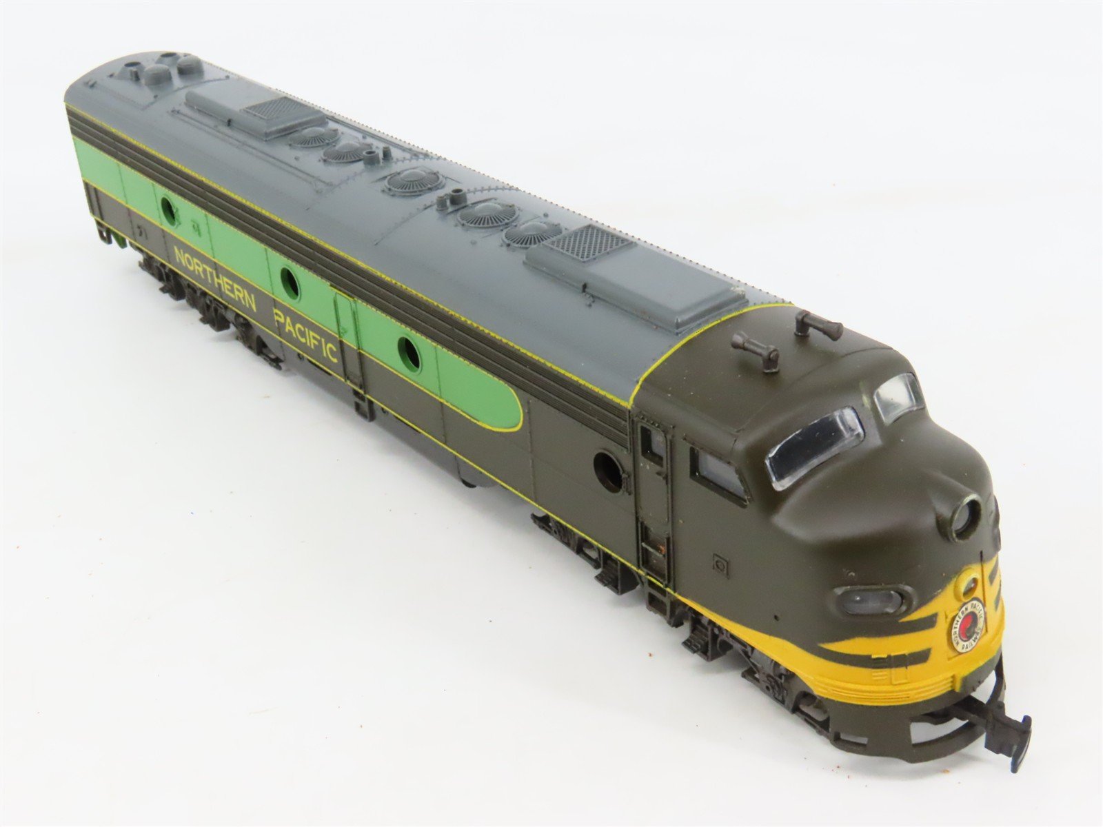 HO Scale Rivarossi NP Northern Pacific E8/9A Diesel Locomotive UNPOWERED