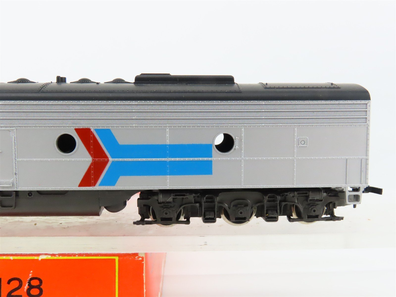 HO Scale Rivarossi 6128 Amtrak E8B Diesel Locomotive UNPOWERED