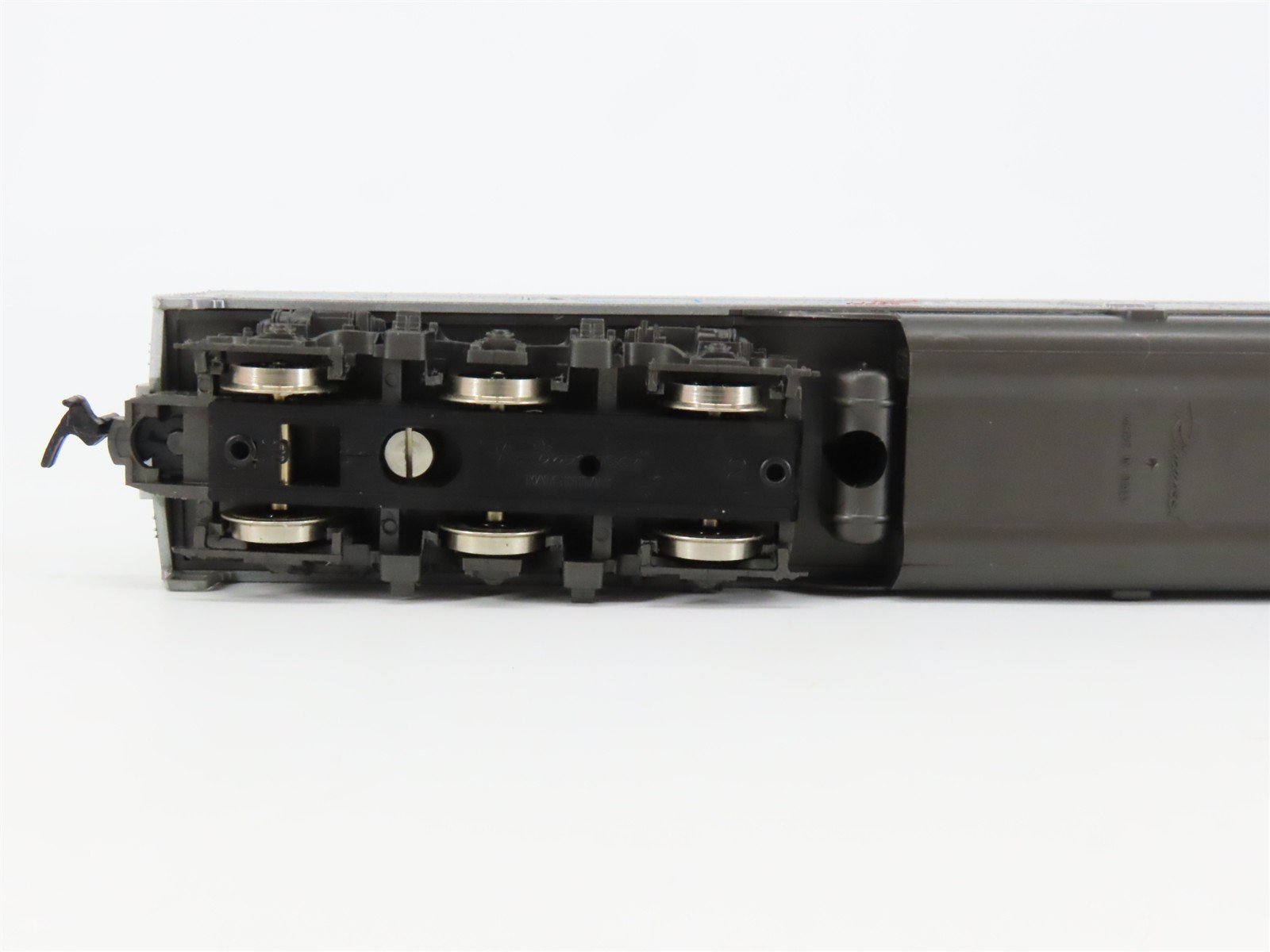 HO Scale Rivarossi 6128 Amtrak E8B Diesel Locomotive UNPOWERED