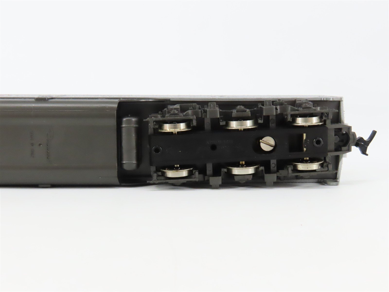 HO Scale Rivarossi 6128 Amtrak E8B Diesel Locomotive UNPOWERED