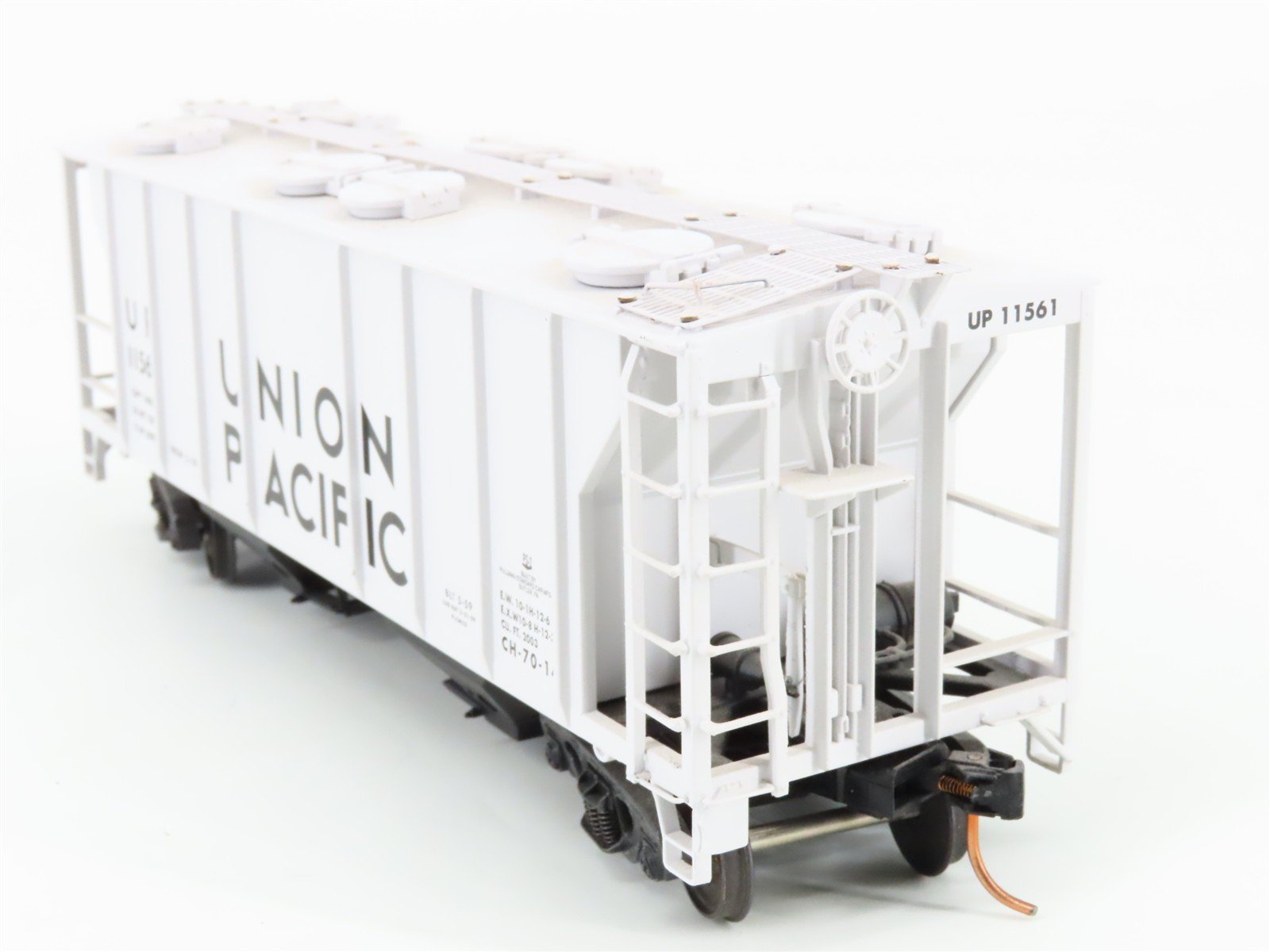 S Scale Showcase UP Union Pacific 2-Bay Covered Hopper #11561