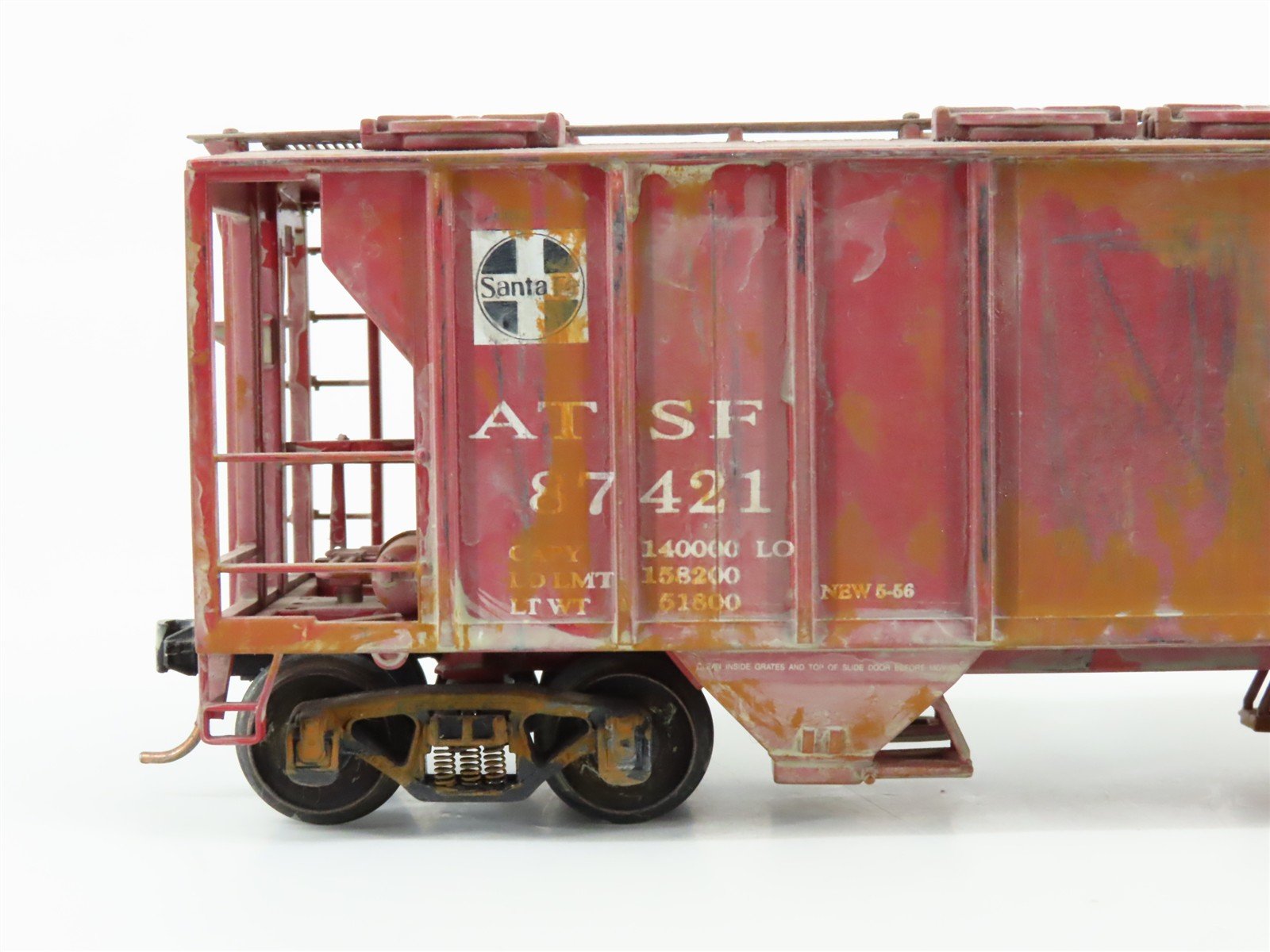 S Scale Showcase ATSF Santa Fe 2-Bay Covered Hopper #87421 Weathered