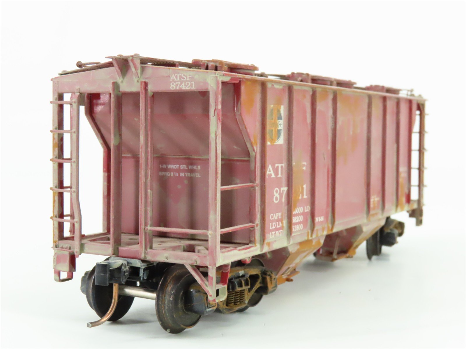 S Scale Showcase ATSF Santa Fe 2-Bay Covered Hopper #87421 Weathered