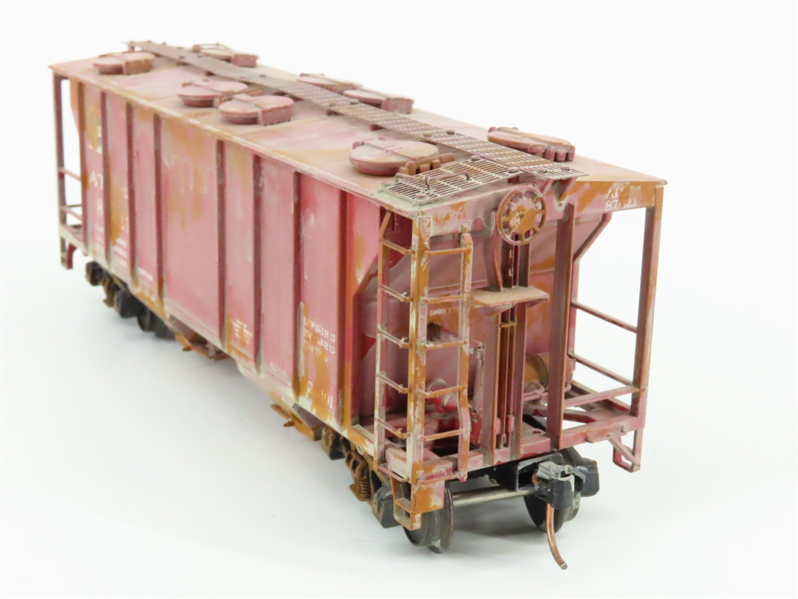 S Scale Showcase ATSF Santa Fe 2-Bay Covered Hopper #87421 Weathered