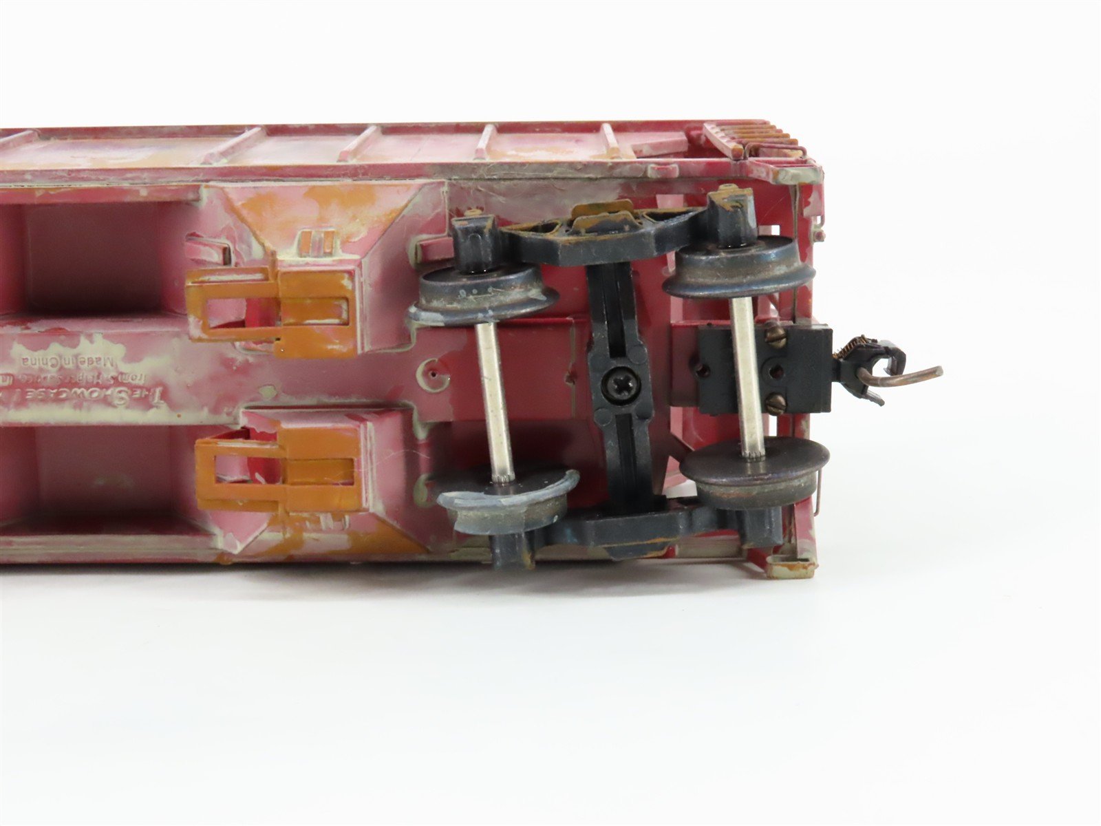 S Scale Showcase ATSF Santa Fe 2-Bay Covered Hopper #87421 Weathered