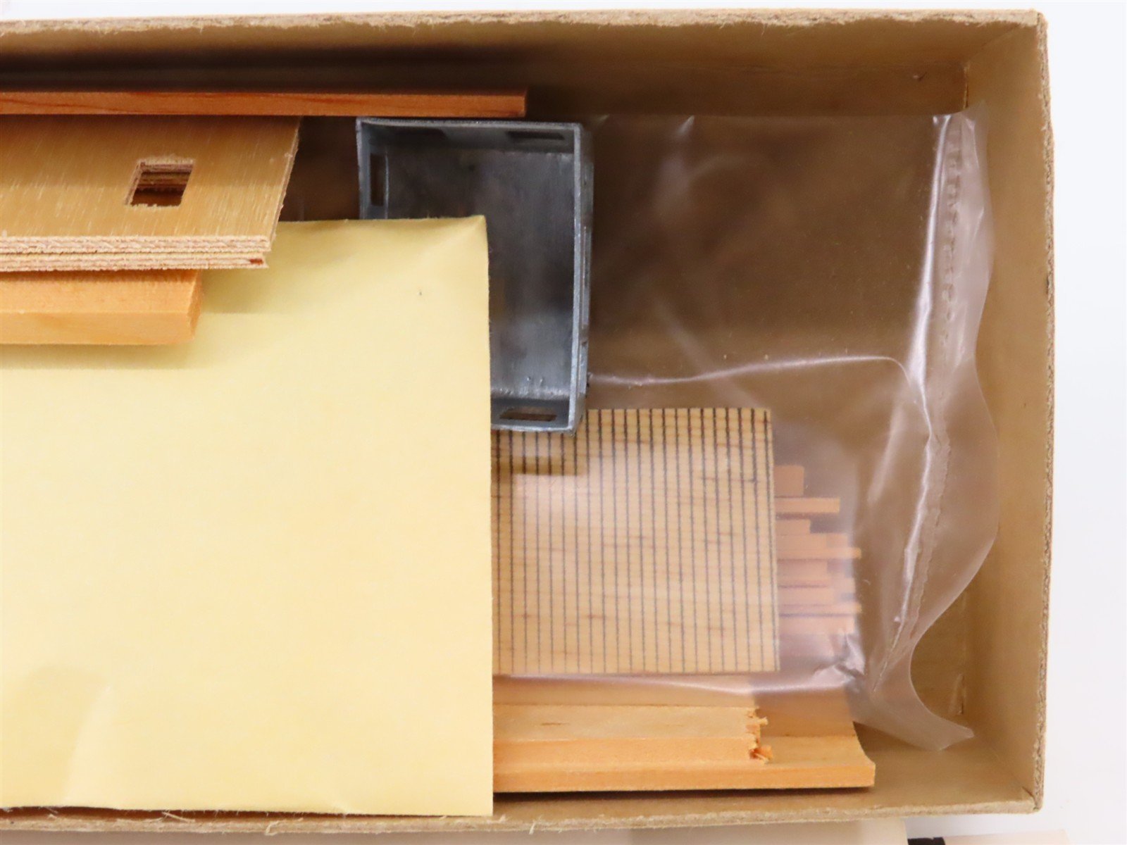 HO Scale Silver Streak Kit R002-345 Undecorated Way Station Caboose Structure