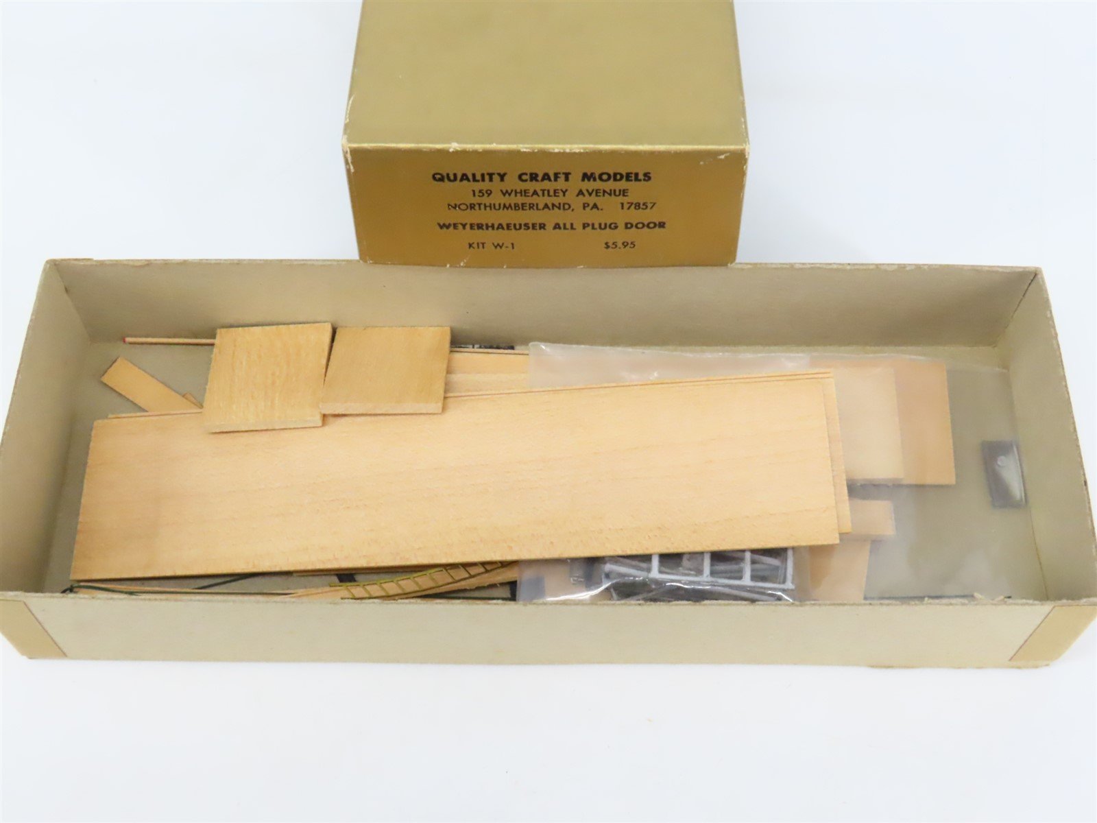 HO Quality Craft Craftsman Kit #W-1 Undecorated Weyerhaueser All Door Box Car