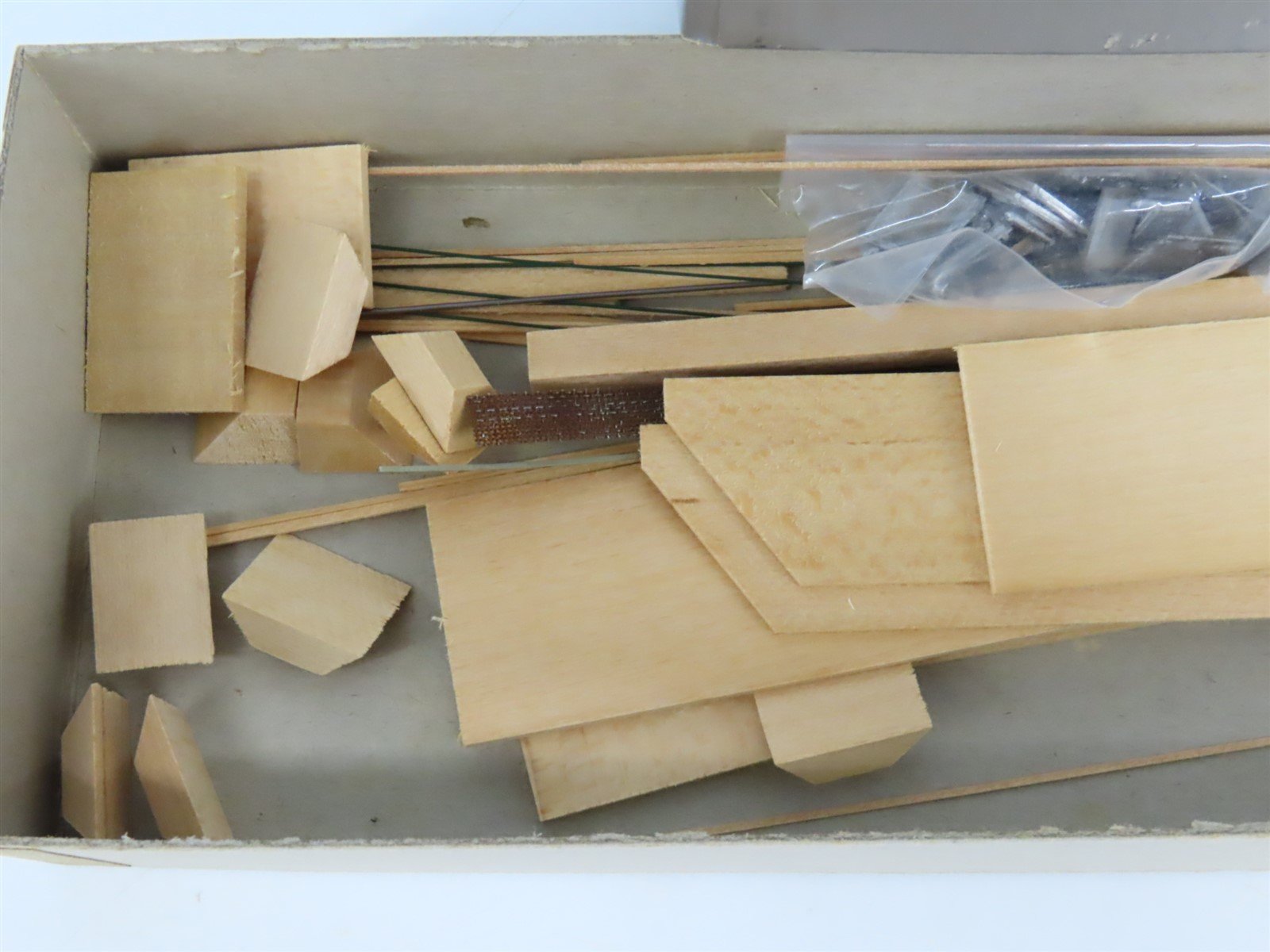 HO Scale Quality Craft Craftsman Kit Undecorated PRR 5-Bay 51' Covered Hopper