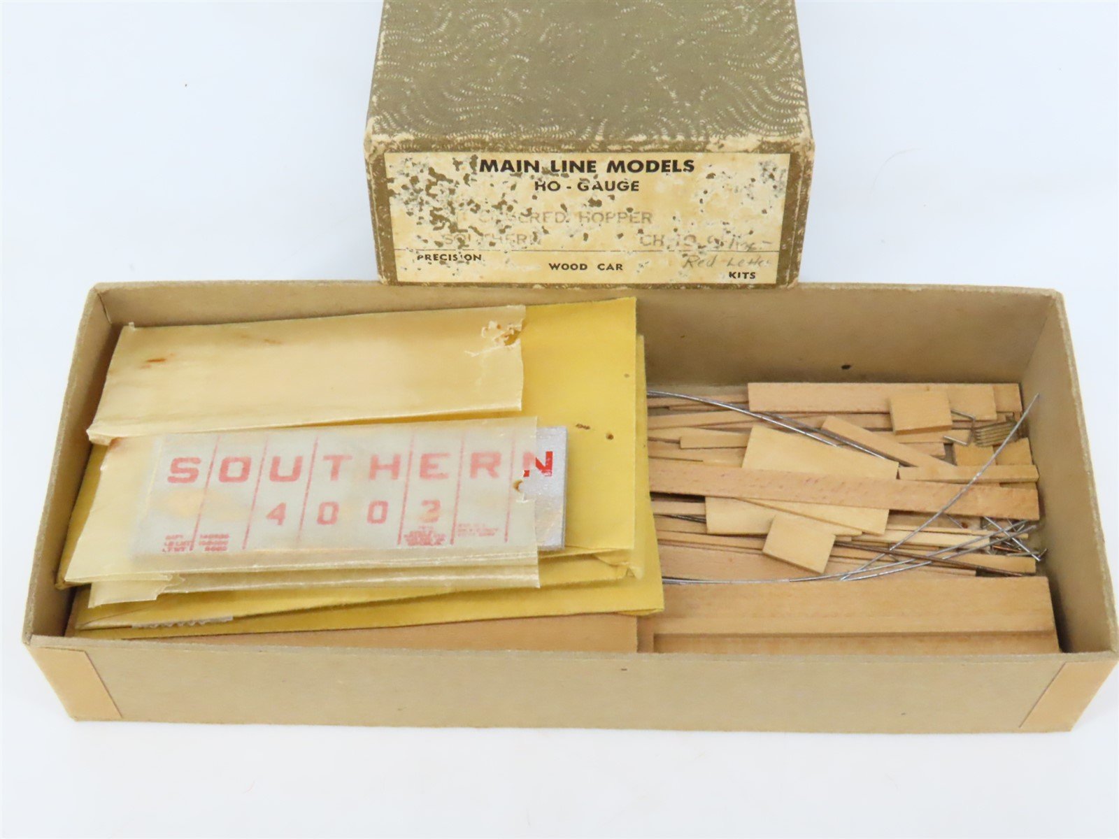 HO Scale Main Line Craftsman Kit SOU Southern 2-Bay Covered Hopper #4003