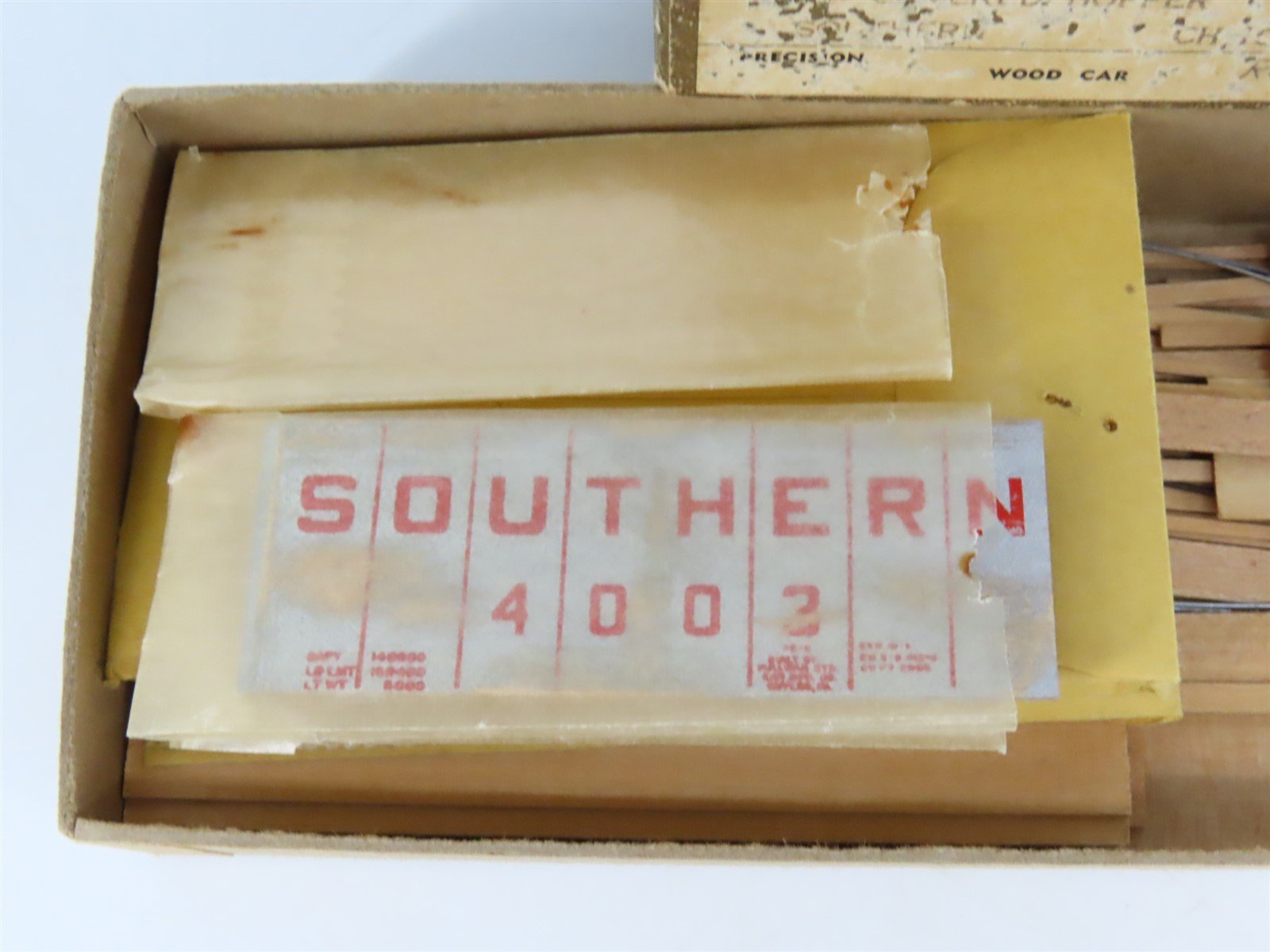 HO Scale Main Line Craftsman Kit SOU Southern 2-Bay Covered Hopper #4003