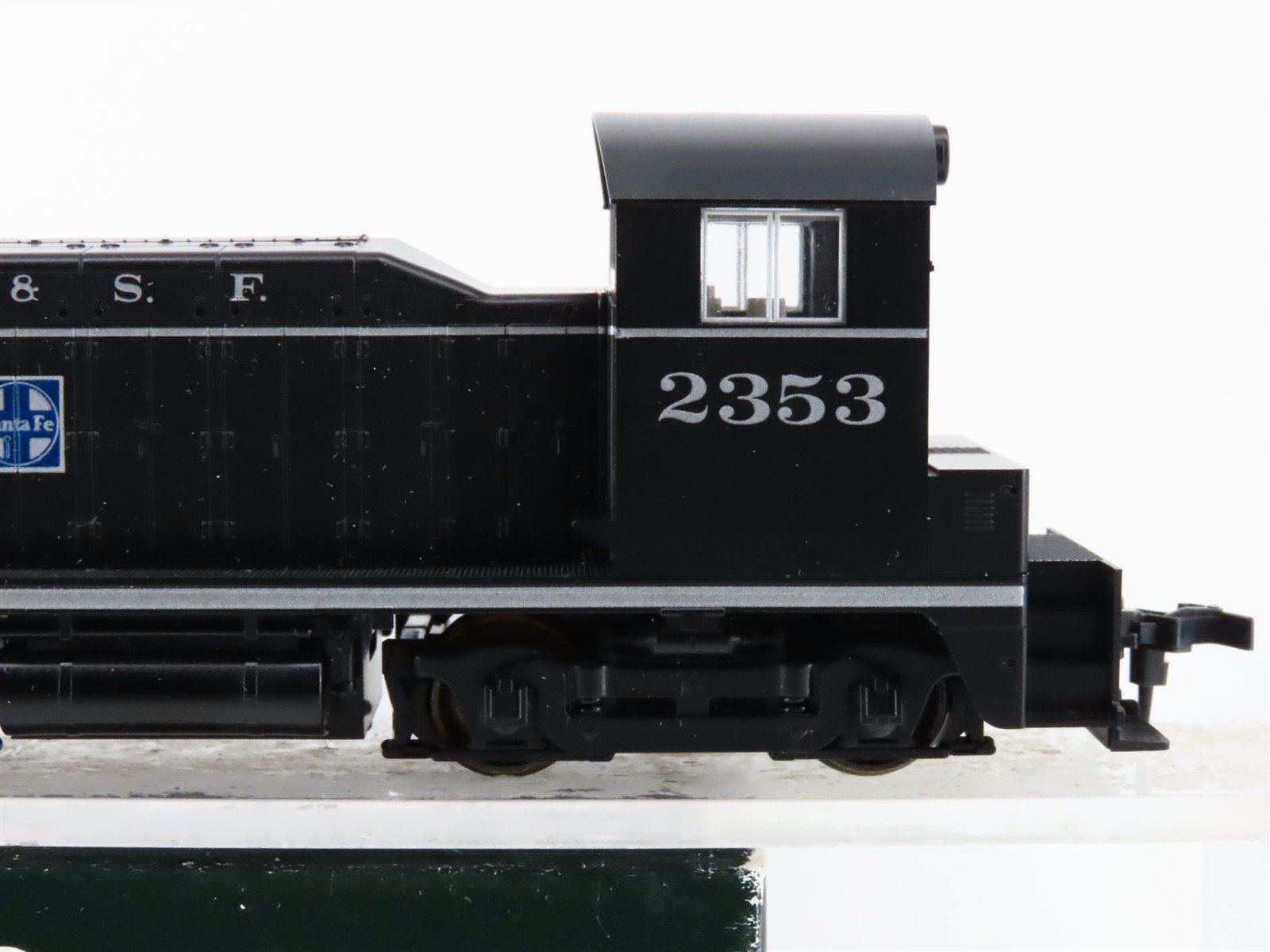 HO Scale Kato 37-101 ATSF Santa Fe NW2 Diesel Locomotive #2353