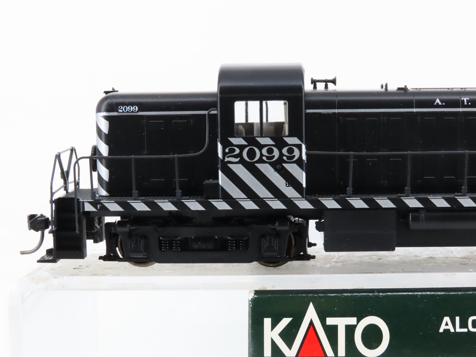 HO Scale Kato 37-2501 ATSF Santa Fe RS-2 Diesel Locomotive #2099 wDCC