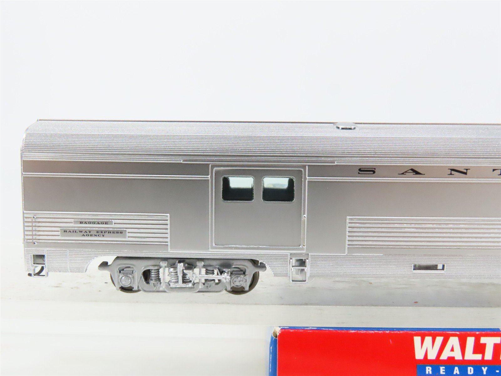 HO Scale Walthers 932-9740 ATSF Santa Fe Railroad 73' Budd Baggage Passenger Car