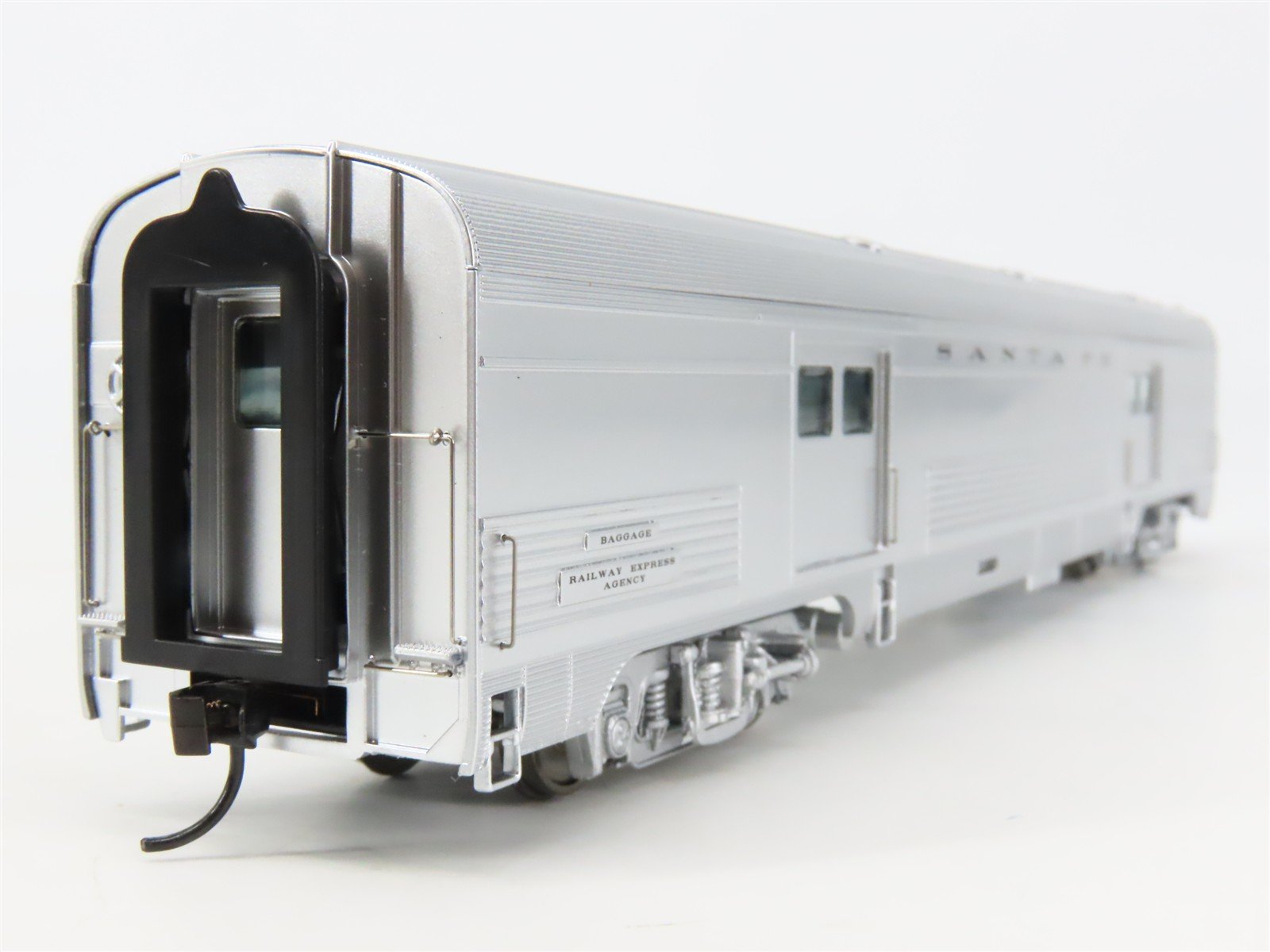 HO Scale Walthers 932-9740 ATSF Santa Fe Railroad 73' Budd Baggage Passenger Car