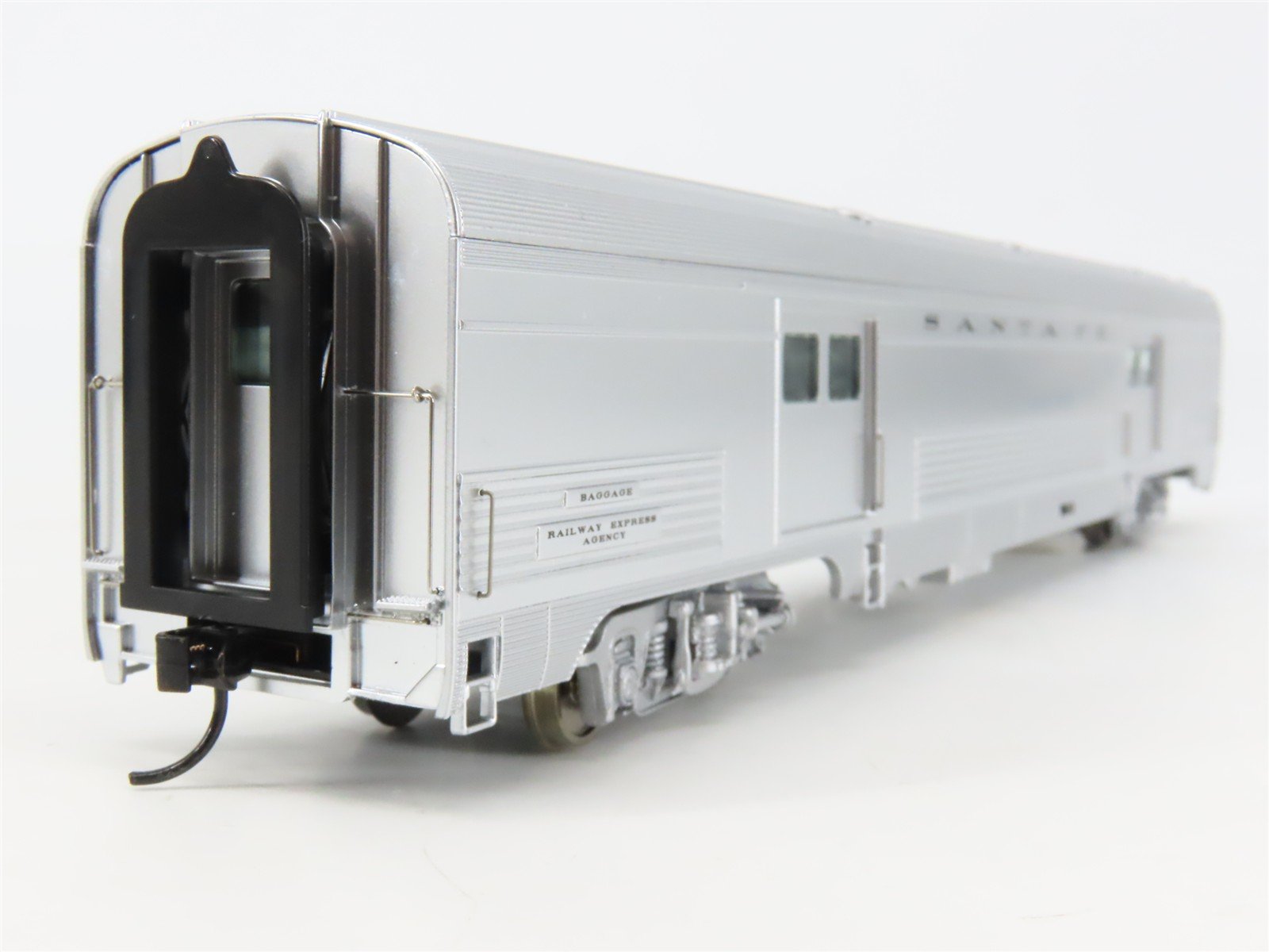 HO Scale Walthers 932-9740 ATSF Santa Fe Railroad 73' Budd Baggage Passenger Car