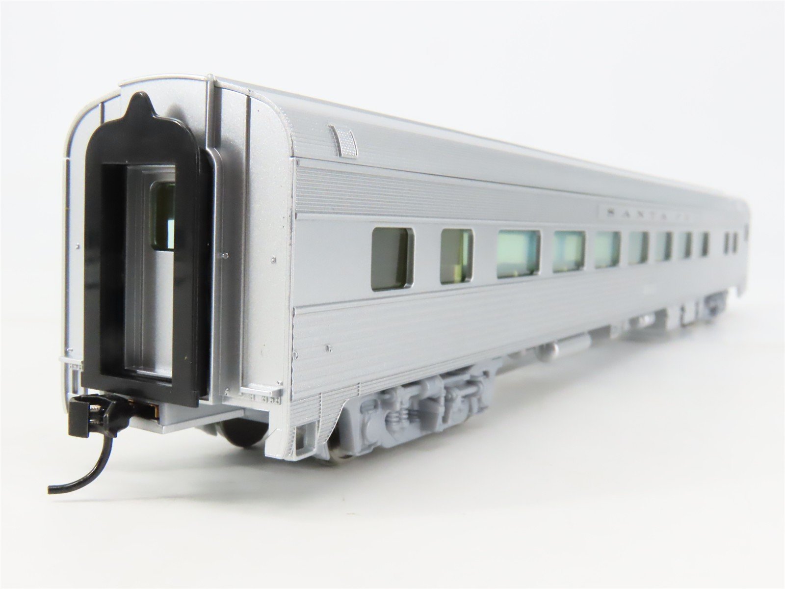 HO Scale Walthers Mainline 910-30002 ATSF Santa Fe 85' Budd Coach Passenger Car