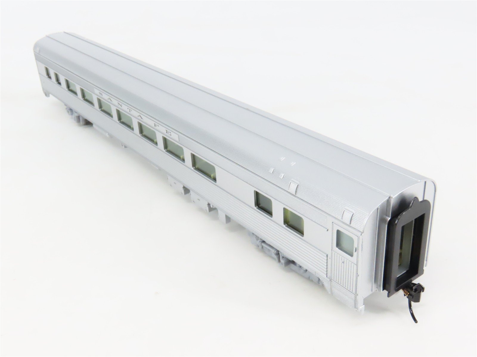 HO Scale Walthers Mainline 910-30002 ATSF Santa Fe 85' Budd Coach Passenger Car
