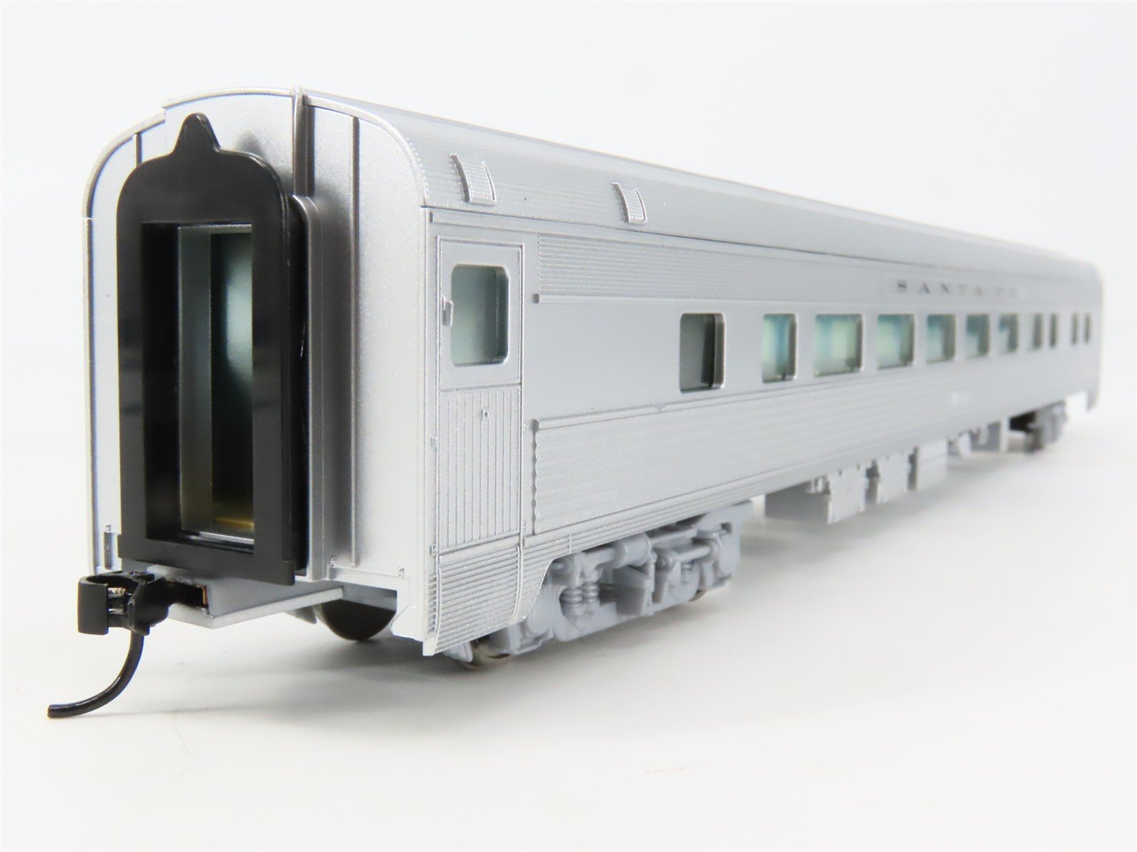 HO Scale Walthers Mainline 910-30002 ATSF Santa Fe 85' Budd Coach Passenger Car