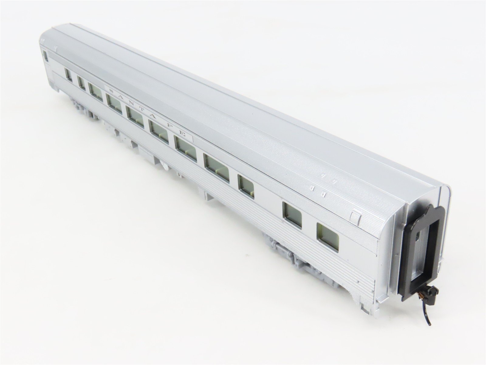 HO Scale Walthers Mainline 910-30002 ATSF Santa Fe 85' Budd Coach Passenger Car