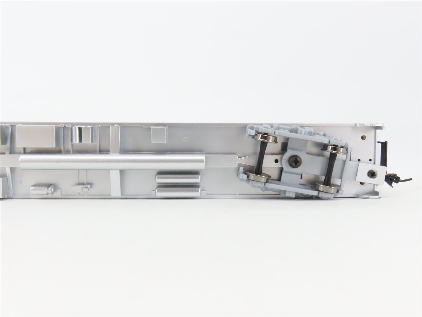 HO Scale Walthers Mainline 910-30002 ATSF Santa Fe 85' Budd Coach Passenger Car