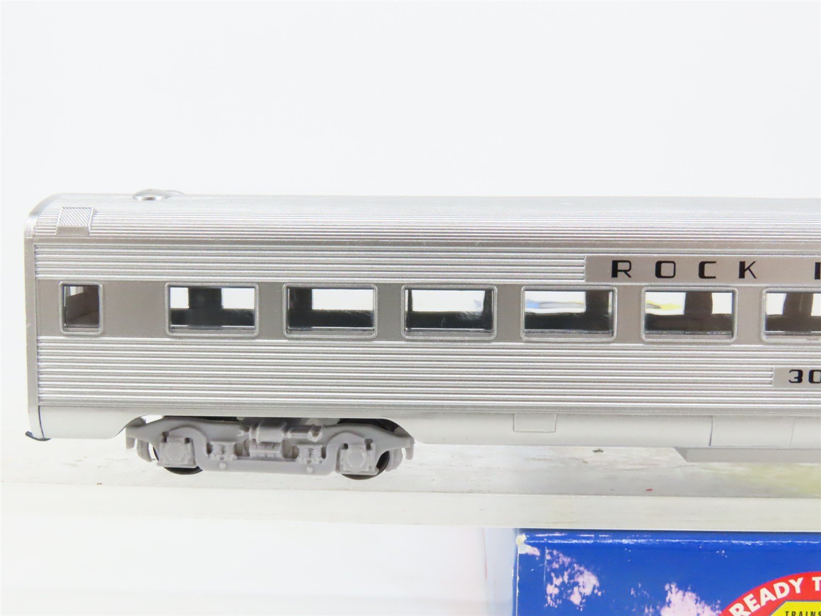 HO Scale Athearn 7924 RI Rock Island Railroad Streamline Coach Passenger #301